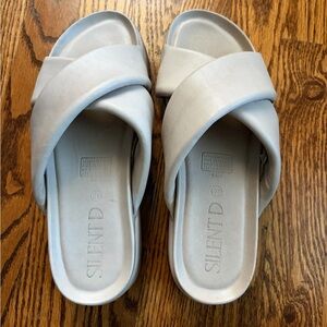 Silent D Pier Slide Sandal
Size 40 (US 9) Color: Beige/Taupe